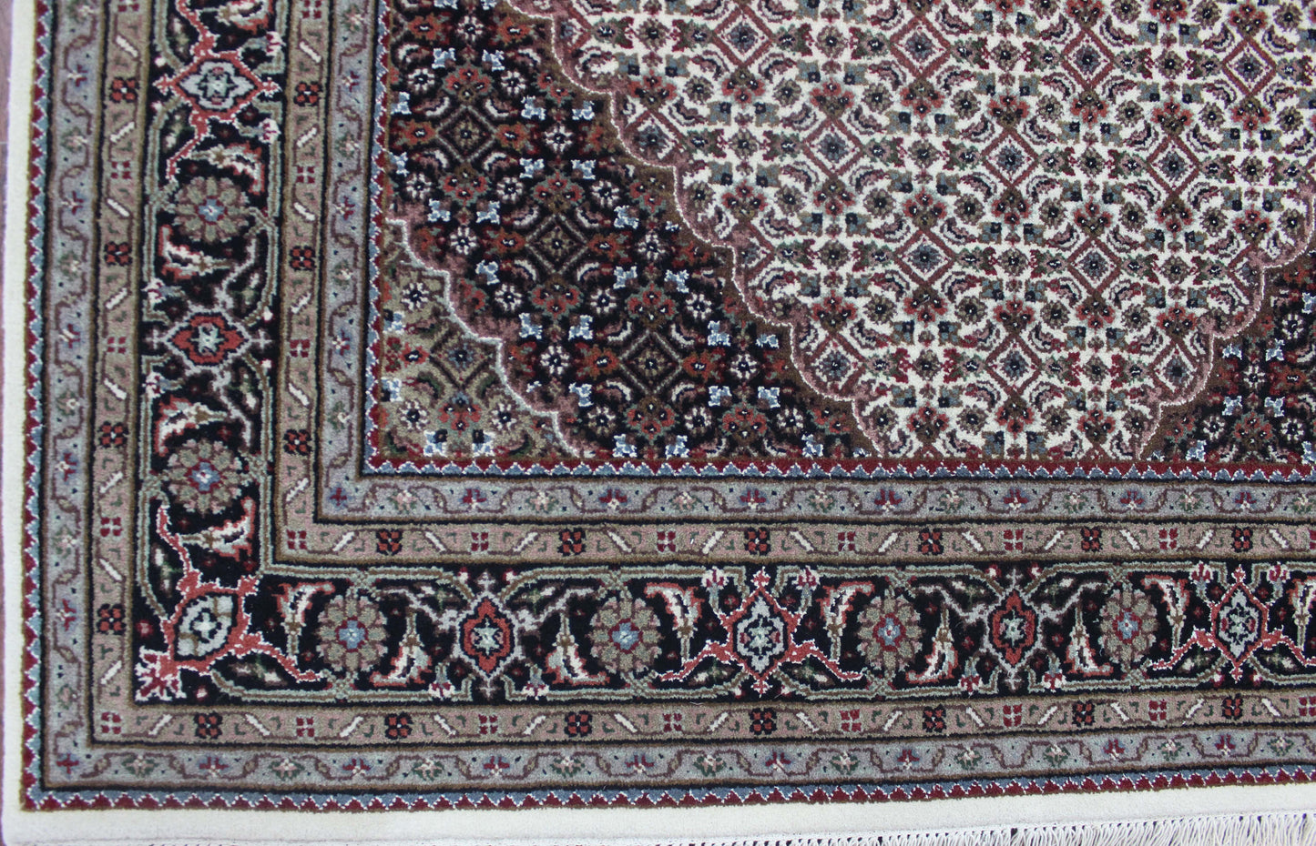Regal Harmony Hand knotted Traditional Mahi Cream Black Rug (MW-83)