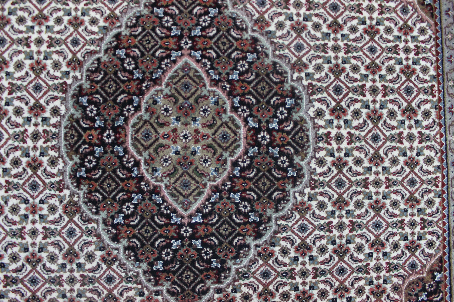 Regal Harmony Hand knotted Traditional Mahi Cream Black Rug (MW-83)