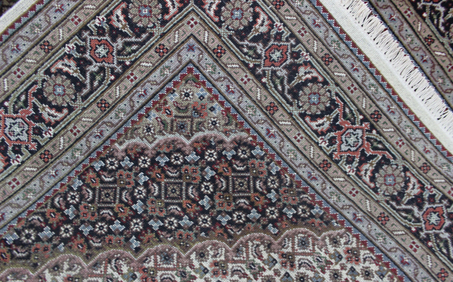 Regal Harmony Hand knotted Traditional Mahi Cream Black Rug (MW-83)
